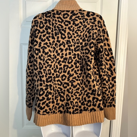 Turtleneck sweater in leopard Supersoft yarn. J.crew size small - Picture 7 of 8